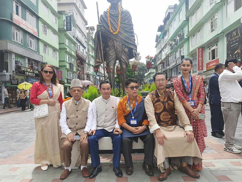 Guests at the Mahatma Gandhi statue, MG Marg